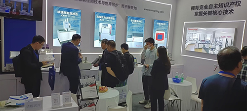 客戶駐足觀看、咨詢